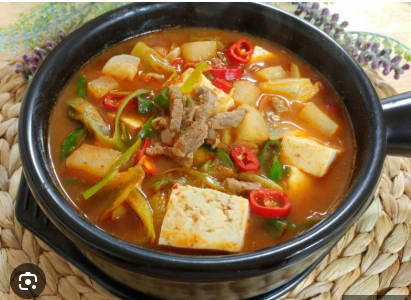 뚝배기에 담긴 1인분 400g 분량의 된장찌개와 두부, 고기 고명